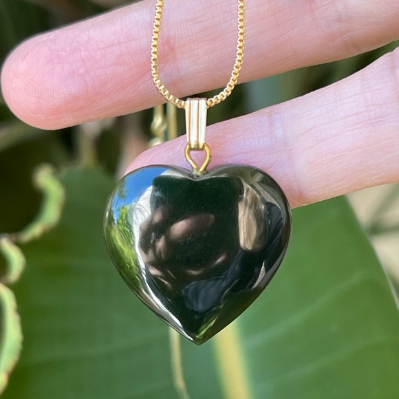 Dark spinach green natural jade pendant & 18K gold plated adjustable chain - Picture 3 of 6